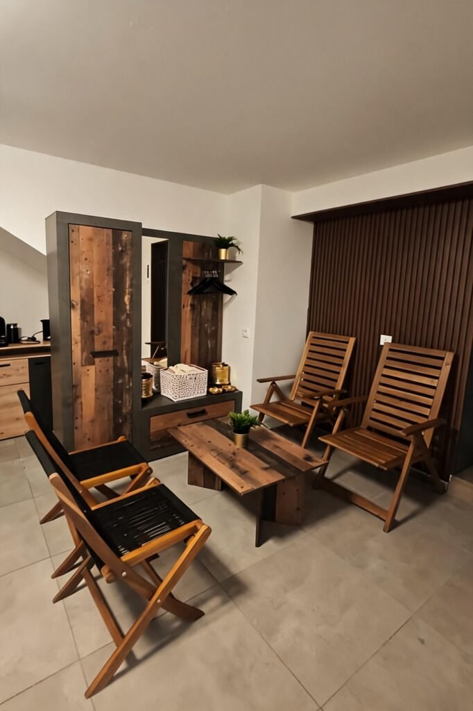 Les fauteuils en bois de l’espace de repos, autour d’une table basse en bois recyclé.